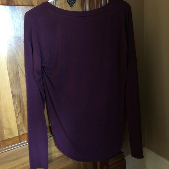 American Eagle Long Sleeve V-Neck🤩 - Picture 5 of 5